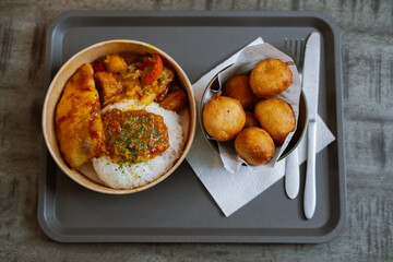 Riz aux légumes & beignets frits