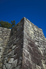 福島県　白河小峰城の石垣。江戸時代の寛永9年（1632）に丹羽長重が大改修した奥州関門の名城です。復元された三重櫓や東日本大震災による崩落から復旧した端正な石垣とのコントラストが見事です。