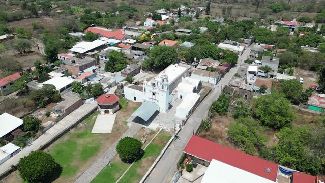 Toma a&eacute;rea en &oacute;rbita de una iglesia colonial hist&oacute;rica en un pueblo de Morelos, M&eacute;xico.