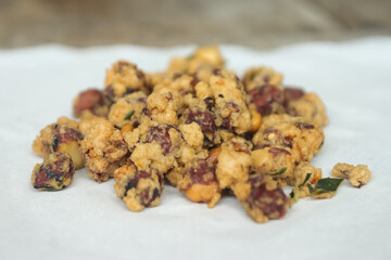 A delicious Indonesian peanut snack. Egg Nuts are nuts wrapped in wheat flour, eggs and ground spices, fried, with a curly texture, with a crunchy, crunchy and tasty taste.