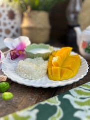 Obraz na płótnie Canvas mango with sticky rice , Thai dessert