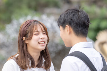 A young Taiwanese male and female couple in their 20s stare at each other in the Maokong, a tourist destination in Taiwan. 20代の若い台湾人の男女カップルが台湾の観光地である猫空でお互いを見つめ合う