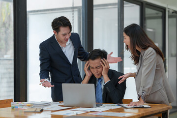 Office workers on assignment are stressed over finding solutions to problems in meeting documents. The head of the organization blames the work for not being successful. Improving discussion ideas.