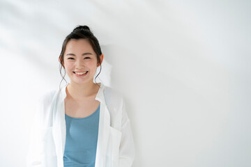 リラックスする20代女性ナチュラルイメージ