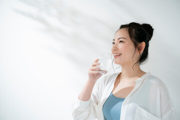水を飲む若い女性