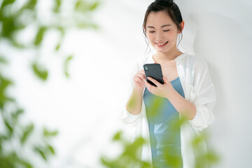 スマートフォンを見る若い女性