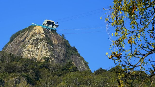 The cable train gets to the top of the Sugar Loaf Mountain (Pao de Açúcar).