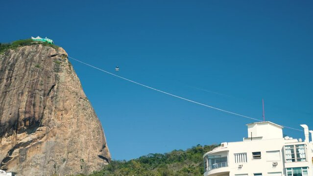 The cable train gets to the top of the Sugar Loaf Mountain (Pao de A&ccedil;&uacute;car).