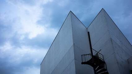 コンクリートの壁の建物がそびえ立つ