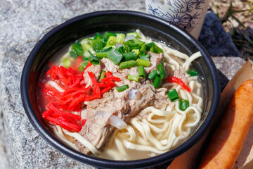お外で食べる美味しいキッチンカーの沖縄そばのソーキそばとオリオンビール。

日本国神奈川県横浜市鶴見区、三ツ池公園にて。
2024年3月20日撮影。

Delicious kitchen-car Okinawan soba noodles and Orion beer served outside.
