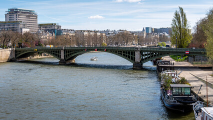Vue distante du pont Sully. Le pont Sully (ou pont de Sully) est un pont à arches métalliques traversant la Seine à Paris, France