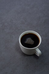 淹れたてのフレッシュで香りのよいコーヒーが入ったコーヒーカップ