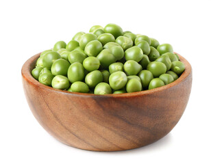 Holzschüssel mit grünen Erbsen isoliert auf weißen Hintergrund 