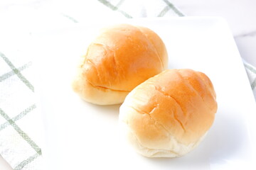 バターロールが用意された朝食のテーブル
