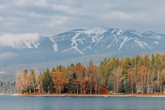 Whitefish lake with trees, houses, and Whitefish Mountain ski trails