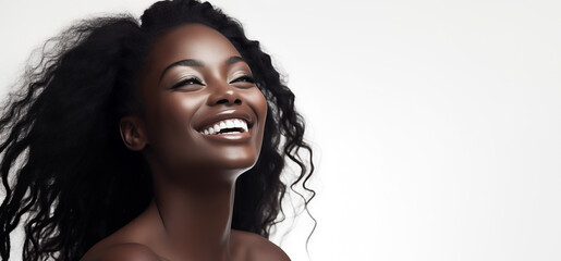 Une belle femme noire, heureuse et souriante, modèle de beauté, arrière-plan blanc, image avec espace pour texte. - obrazy, fototapety, plakaty