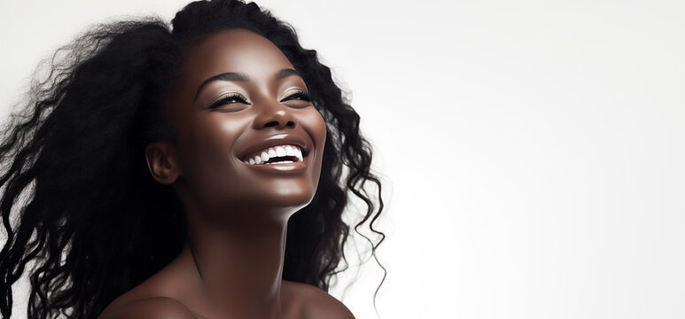 Une belle femme noire, heureuse et souriante, modèle de beauté, arrière-plan blanc, image avec espace pour texte.