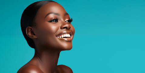 Une belle femme noire, heureuse et souriante, modèle de beauté, arrière-plan coloré, image avec espace pour texte. - obrazy, fototapety, plakaty