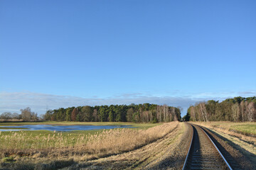 Landschaft mit Eisenbahnschienen