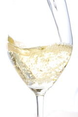 よく冷えた白ワインをワイングラスに注ぐ
