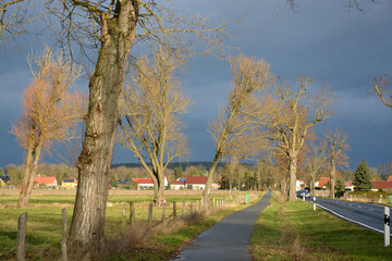 Landschaft mit Strasse