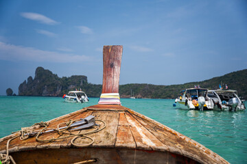 drewniana łódka na rajskiej wyspie - obrazy, fototapety, plakaty
