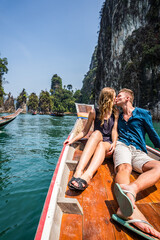 Para na tle rajskiego widoku na jeziorze w tajlandii