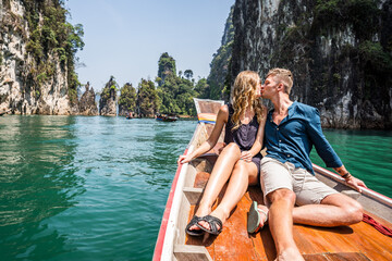 Para na tle rajskiego widoku na jeziorze w tajlandii - obrazy, fototapety, plakaty