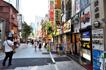 新宿歌舞伎町の脇道の様子 - obrazy, fototapety, plakaty