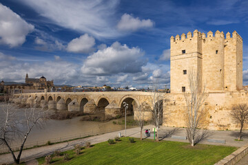 Obraz premium Cordoba, Andalusien, Spanien, Roemische Bruecke mit der Mezquita Kathedrale im Hintergrund und dem Fluß Rio Guadalquivir 