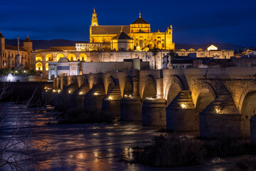Obraz premium Cordoba, Andalusien, Spanien, Roemische Bruecke mit der Mezquita Kathedrale im Hintergrund und dem Fluß Rio Guadalquivir 