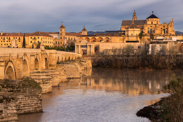 Obraz premium Cordoba, Andalusien, Spanien, Roemische Bruecke mit der Mezquita Kathedrale im Hintergrund und dem Fluß Rio Guadalquivir 