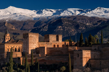 Granada, Andalusien, Spanien, Alhambra, mit schneebedeckten Bergen, Sierra Nevada < english>...
