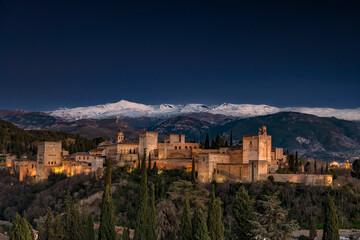 Obraz premium Granada, Andalusien, Spanien, Alhambra, mit schneebedeckten Bergen, Sierra Nevada < english> Granada, Andalusia, Spain, Alhambra, with snow-capped mountains, Sierra Nevada