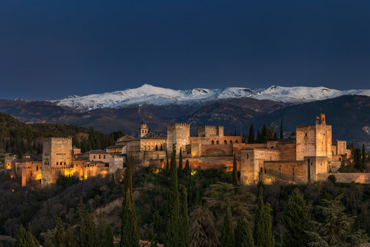 Granada, Andalusien, Spanien, Alhambra, mit schneebedeckten Bergen, Sierra Nevada < english> Granada, Andalusia, Spain, Alhambra, with snow-capped mountains, Sierra Nevada
