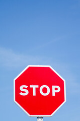 Obraz premium isolated stop sign with blue sky in the background