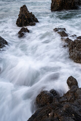 岩場に打ち寄せる波