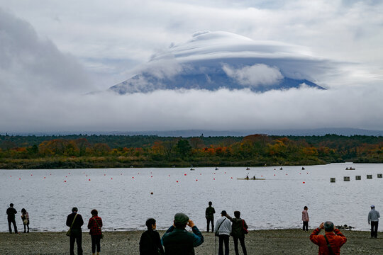 山梨県・精進湖から眺める傘雲に隠れた富士山