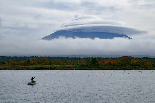 山梨県・精進湖から眺める傘雲に隠れた富士山