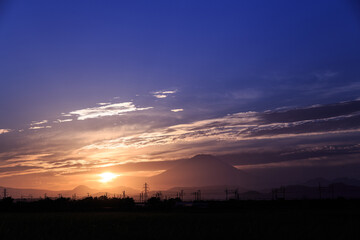 富士山の見える郊外の夕景