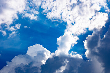 nuage blanc et ciel bleu