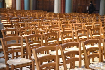 Rangées de chaises en bois à l'église - 767825007