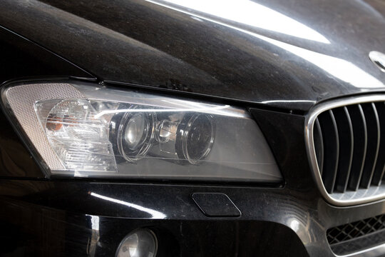 Xenon Scheinwerfer, Blinker, Neberlleuchte, Ecke Front von einem schmutzigen schwarzen BMW X3