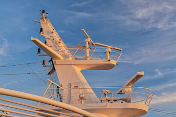 Radarmast auf einem Kreuzfahrtschiff