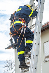&Uuml;bung zur Rettung aus gro&szlig;en H&ouml;hen