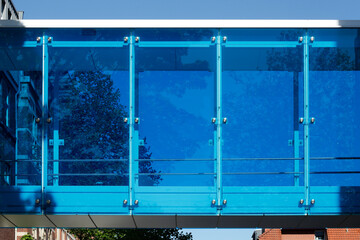 Blauer Übergang zwischen zwei Gebäuden über eine Straße, Deutschland