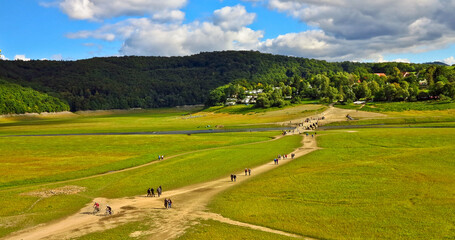 Obraz premium Tourists at Lake Eder without Water in 2015