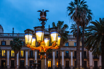 Nachtleben am Plaça Reial, Laternen von Gaudi in der Altstadt von Barcelona, Spanien