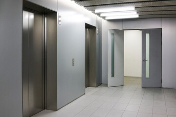 Flur mit Aufzug in Bürogebäude