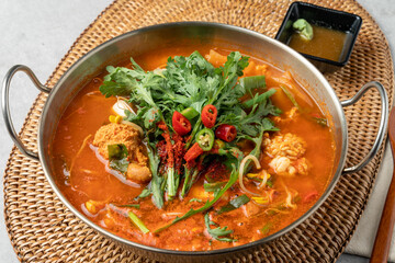 Korean food, fish, shrimp pancake, sea snail, seasoned noodles, soy sauce, wasabi, mugwort, spicy, chili pepper, perilla leaf, green onion